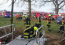 D: Person unter Baum eingeklemmt → Großeinsatz in Ostervesede