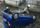 Schweiz: Auto landet auf dem Dach liegend in Lotzwil in Bach