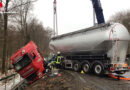 D: Sattelschlepper kommt in Altenbeken von der Fahrbahn ab und schleudert von der Straße