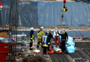 D: Schwerverletzten-Rettung auf Großbaustelle in Essen mit Höhenretter und Turmdrehkran