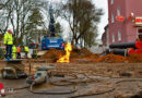 D: Gasleitung beschädigt → Gas strömt brennend aus 100 Millimeter Leitung in Essen