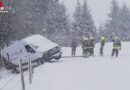 Oö: Schneefahrbahn in Maria Neustift → Kleintransporter rutscht nach Hängenbleiben im Straßengraben