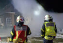 D: Feuerwehr bekämpft Dachstuhlbrand bei Minusgraden in Schiffdorf