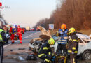 Oö: Lenker nach Mehrfachüberschlag auf A1 bei Pucking aus Auto befreit