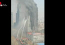 China: Hochhaus-Fassade brennt vom ersten bis zum 26. Stock an Bürogebäude in Shijiazhuang