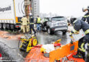 Oö: Pkw kracht auf A7 in Linz auf Lkw → Lenker aus verkeiltem Auto gerettet