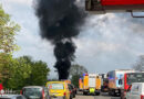 D: 8 m langes Boot auf der Autobahn bei Bonn in Vollbrand