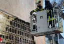 D: Brennender Unrat erfasst auch Fassade eines Mehrfamilienhauses in Essen