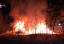 D: Mehrere Holzstapel brennen im Industriegebiet von Kindsbach