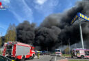 D: Massive Rauchentwicklung bei Feuer auf Schrottplatz in Neuss → Feuerwehr begrenzt Auswirkungen auf die Umwelt