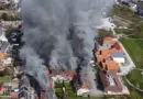 Belgien: Großfeuer aus den Dächern mehrerer Häuser einer Wohnsiedlung in Opwijk