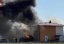 Oö: Akku geladen → Carport-Feuer in Pregarten greift auf Wohnhaus über → Alarmstufe II