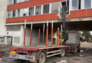 Schweiz: Lastwagen mit ausgefahrenem Ladekran kracht in Schaffhausen gegen Gebäudefassade