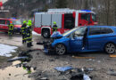 Oö: Schwere Pkw-Kollision auf der L549 Almseestraße, Bahnübergang Kothmühle in Scharnstein