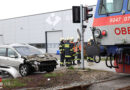 Oö: Auto auf Bahnübergang in Steinhaus von Triebwagen der Almtalbahn erfasst