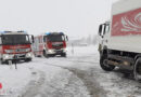 Sbg: Neuschnee in Thalgau → Lkw-Bergung und Autolenker rettet sich durch Sprung aus Auto