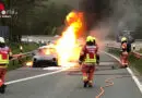 D: Pkw geht auf Autobahnausfahrt bei Velbert in Flammen auf