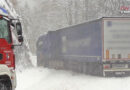 Nö: Lkw blockiert bei winterlichem 13. April komplette B 20 am Annaberg