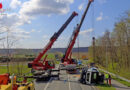 D: Voll beladener Betonmischer in Kleve umgestürzt → zwei Schwerkräne im Einsatz