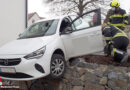 Nö: Absturzdrohender Pkw auf Steinmauer in Thaya