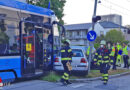 Bayern: Pkw in München von Straßenbahn gegen Ampelmast gedrückt