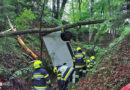 Stmk: Lieferwagen stürzt in Eichberg in tiefen Waldgraben