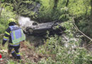 Stmk: Pkw am Dach im Bachbett und im losen Schotter eingesunkener Klein-Lkw in Gratwein-Straßengel