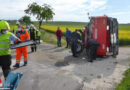 Nö: Düngemittelanhänger von Traktor bei Kollision mit Autgo in Großweikersdorf umgeworfen