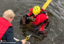 D: Feuerwehr Hattingen rettet Hund aus der Ruhr