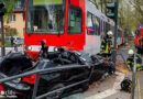 D: Auto von Straßenbahn erfasst und eingeklemmt → Feuerwehr Köln rettet Fahrer über Dach