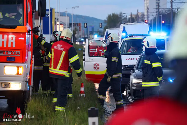 Oö: Auto steckt in Leonding-Hart in Leuchtreklametafel ...