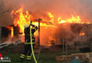 D: Größere Gartenhütte steht in Plettenberg in Flammen, Gasflaschen geborgen