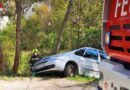 Nö: Bergung eines davon gerollten und in Böschung hängenden Autos in St. Veit an der Triesting