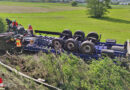 D: Sattelschlepper stürzt bei Alsfeld von der Autobahn und bleibt mit Rädern nach oben liegen