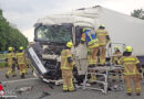 Bayern: Verkehrsunfall mit eingeklemmten Lkw-Fahrer → drei Verletzte bei Regensburg