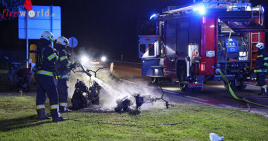 Zwei abgestellte Mopeds in Flammen aufgegangen