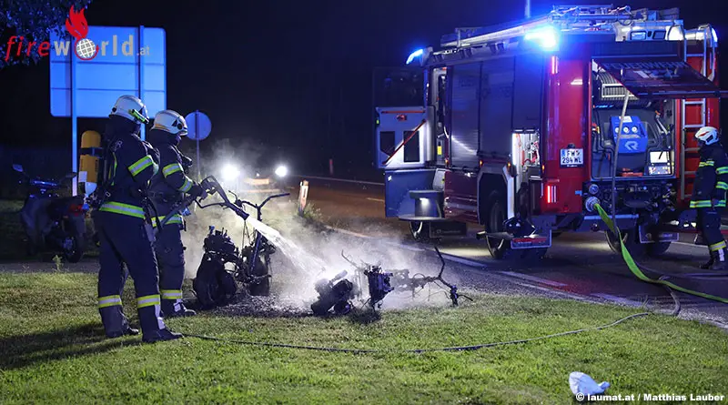 Zwei abgestellte Mopeds in Flammen aufgegangen