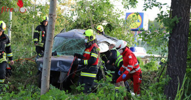 Lenker nach schwerem Verkehrsunfall im Unfallwrack eingeklemmt