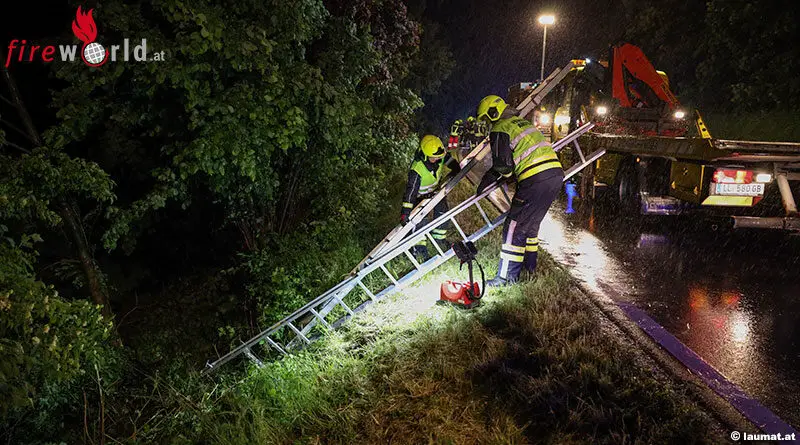 Auto auf regennasser Fahrbahn von der Straße abgekommen