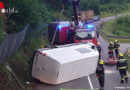 Stmk: Kleinbus mit neun Insassen verunfallt