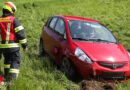 Oö: Autolenkerin landet in Oberndorf bei Schwanenstadt nach Fahrt durch Feld und Wiese in Bachbett