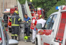 Oö: Verletzte Person in Hörsching mittels Drehleiter vom Garagendach gerettet