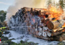 D: BF Iserlohner unterstützt Feuerwehr Hemer bei Holzpolter-Brand mit Teleskoplader
