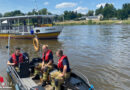 D: Feuerwehr Dresden rettet Personen von Fähre an Land