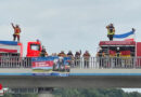 D: Feuerwehr-Salut auf der Autobahnbrücke → Schleswig-Holsteinische Helfer im Hochwasser-Katastrophengebiet angekommen