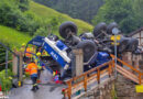 Bayern: 3-Achs-Lastwagen des THW kolldiert bei Hochwasser-Einsatz in Berchtesgaden mit Auto und überschlägt sich