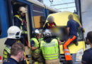 Wien / Nö: Transporter klemmt nach Unfall mit Wiener Lokalbahn zwischen Zug und Mauer → Personenrettung