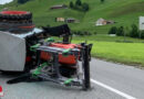 Schweiz: Traktor-Überschlag nach Vorderrad-Verlust nahe Appenzell