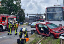 D: Kollision zwischen Straßenbahn und Pkw in Bochum → Feuerwehr befreit schwerverletzten Fahrer