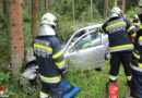 Stmk: Pkw prallt bei St. Marein-Feistritz erst gegen Traktorgespann und dann gegen Baum